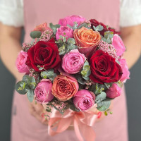 Author's bouquet of red and pink Roses in a hat box